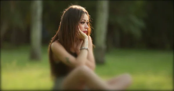 忧郁的女孩 孤独的女人独自坐在户外公园里很不高兴 感到烦恼 焦虑和压力的人 — 图库照片