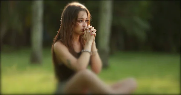 Triste Ragazza Depressa Donna Sola Sconvolta Seduta Nel Parco All — Foto Stock