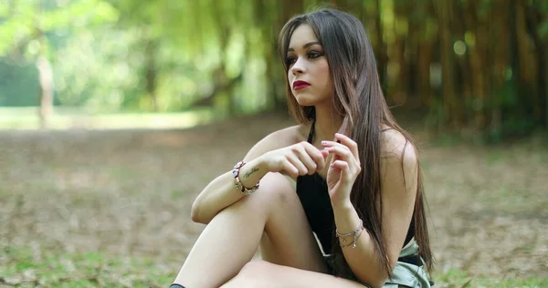 Triste Contemplativa Joven Milenaria Solitaria Pensativo Chica Bonita Parque Aire — Foto de Stock