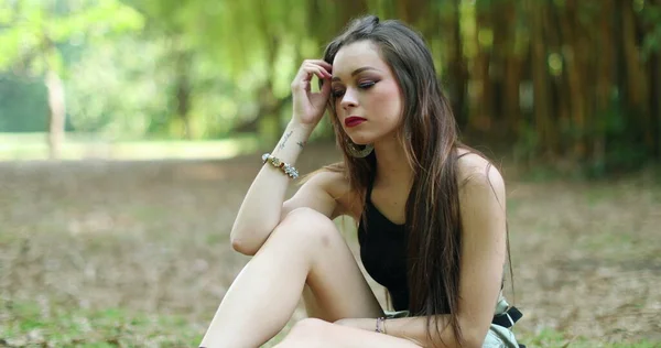 悲しい瞑想孤独な千年紀の若い女性 屋外公園の思考の美しい女の子 — ストック写真