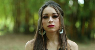 Hayır diyerek reddeden ciddi ve güzel bir kız. Kadın seyircinin durmasını istiyor.