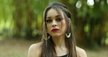 İtiraz etmek için elini tutup hayır diyen ciddi savunma yapan bir kız. Parmağıyla reddeden genç bir kadın.