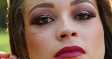 Kadın makro kapanış yüzü, gözleri açıyor. Güzel milenyum kızı dışarıda gülümsüyor. Kadın portresi.