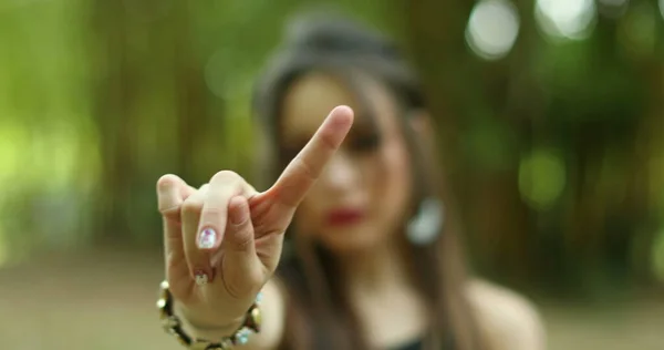 Allvarlig Defensiv Flicka Håller Sin Hand Protest Säger Nej Ung — Stockfoto