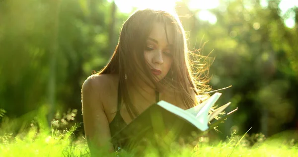 Mulher Lendo Livro Deitado Grama Parque Menina Bonita Apreciando Romance — Fotografia de Stock