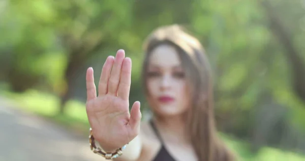 Ongelukkig Mooi Meisje Zwaait Nee Met Vinger Jonge Vrouw Die — Stockfoto