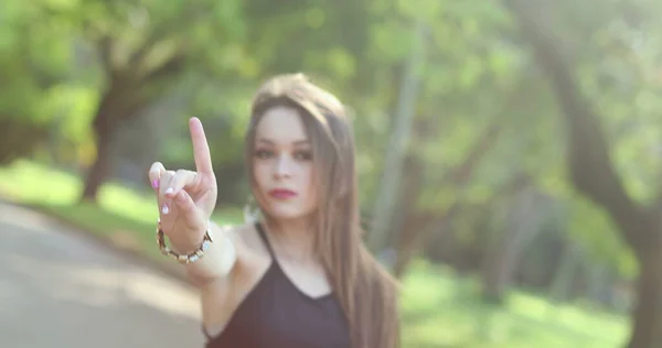 不幸せな女の子は指で手を振っていません 権利を守る若い女性 — ストック写真