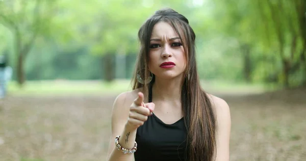 Chica Infeliz Señalando Con Dedo Cámara Desacuerdo — Foto de Stock