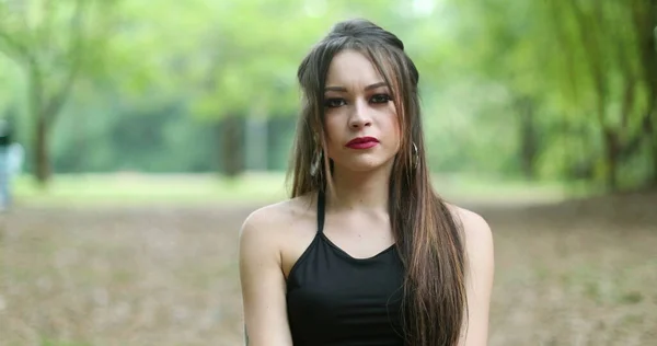 Yaşlarda Mutsuz Genç Bir Kadın Kamerayı Işaret Ederek Anlaşmazlık Içinde — Stok fotoğraf