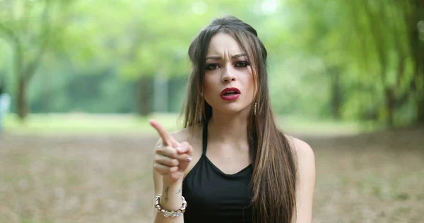 Nieszczęśliwa Młoda Kobieta Dwudziestce Wskazująca Palcem Kamerę Trzęsącą Głową Nieporozumieniu — Zdjęcie stockowe