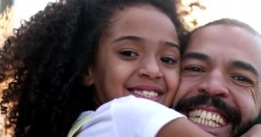 Aile sevgisi ve şefkat. Baba ve kızı merceklerle birbirlerine sarılıyorlar.