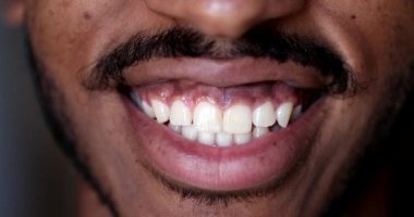 Afrika erkek yüzü, gülümseyen dudaklar.