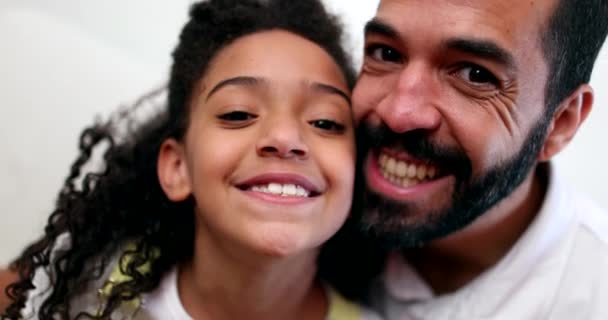 Father Daughter Smiling Camera Real Casual People Child Dad — Vídeo de Stock