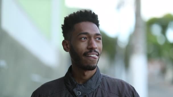 Уверенный Молодой Чернокожий Смешанной Расы Человек Идущий Улице — стоковое видео