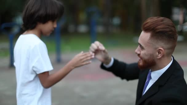 Father Child Doing Fist Bump Interracial Parent Son Offsping Doing — Αρχείο Βίντεο