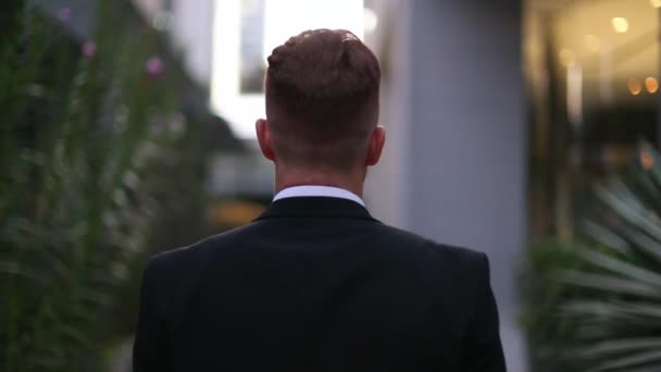 Business Man Walking Corporate Center Back Confident Handsome Redhair Person — Αρχείο Βίντεο