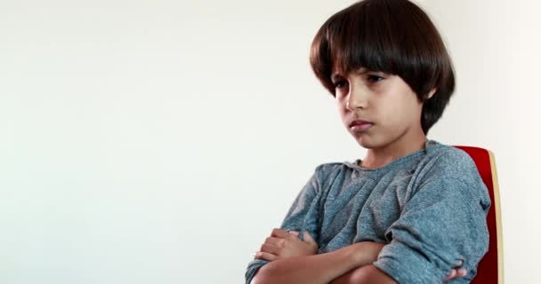 Jovem Perturbado Raça Mista Cruzar Armas Criança Irritada Com Braços — Vídeo de Stock