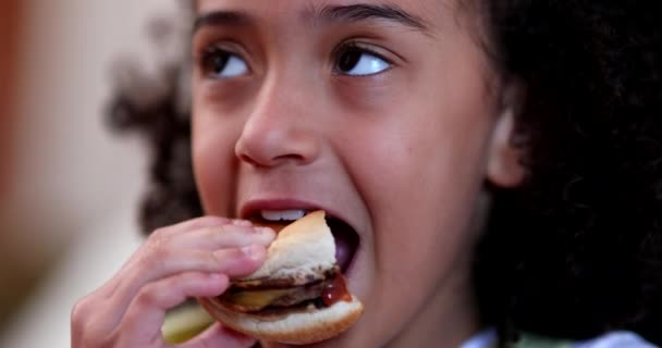 Niña Comiendo Hamburguesa Niño Tomando Bocado Hamburguesa — Vídeo de stock