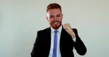 Mutlu yöneticiler kutlama için yumruklarını kaldırıyor, işletme yöneticisi başarıyı kutluyor