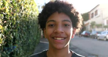 Afrikalı çocuk dışarı Coperid-19 yüz maskesi takıyor.