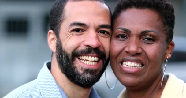 Casal Inter Racial Sorrindo Bochecha Bochecha Marido Hispânico Esposa Africana — Vídeo de Stock