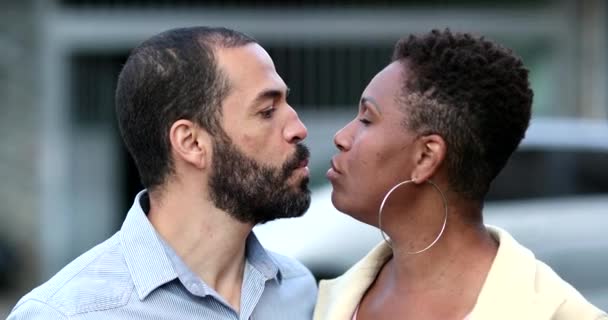 Interracial Couple Kissing Each Other African Wife Hispanic Husband Kiss — Αρχείο Βίντεο