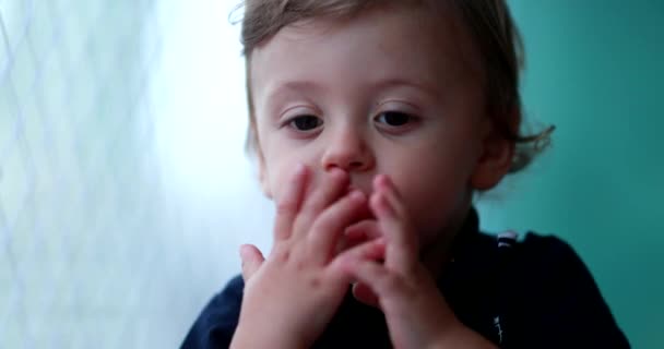 Мила Однорічна Дитина Грає Губами Малюк Робить Шум Рукою Губами — стокове відео
