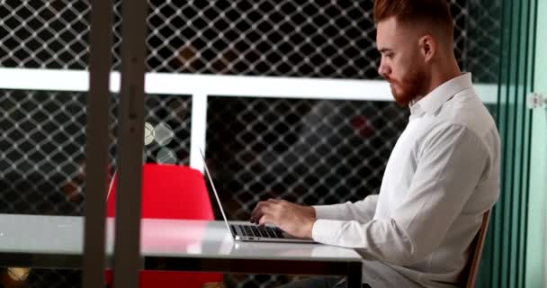 Man Front Laptop Computer Home Executive Entrepreneur Working Home Night — Vídeo de Stock