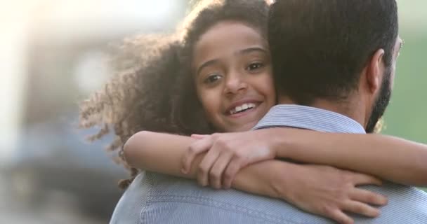 Sevimli Küçük Kız Babaya Sarılıyor Karışık Irk Çocuğu Gün Işığında — Stok video