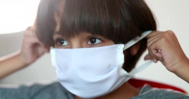 Junge Setzt Pandemiemaske Ins Gesicht Kind Trägt Maske Blickt Die — Stockvideo