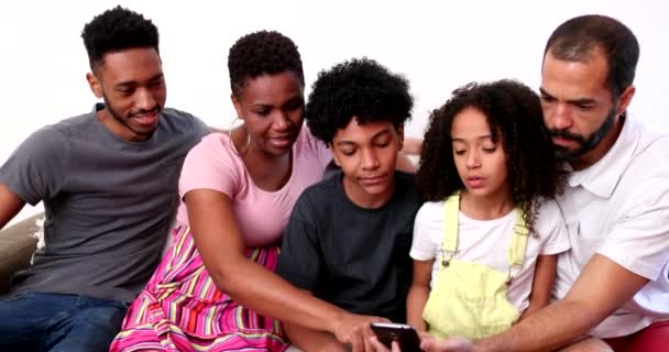 Diverse Interraciale Familie Thuis Bank Zoek Naar Mobiele Telefoon — Stockvideo