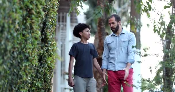 Parent Child Walking Together Father Giving Advice Son Dad Kid — Vídeo de stock
