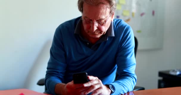 Concentrated Senior Man Working Desk Looking Smartphone — Vídeos de Stock