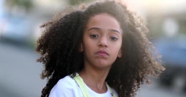Ernstig Hispanic Zwart Etniciteit Klein Meisje Stemmig Kind Veranderende Emotie — Stockvideo