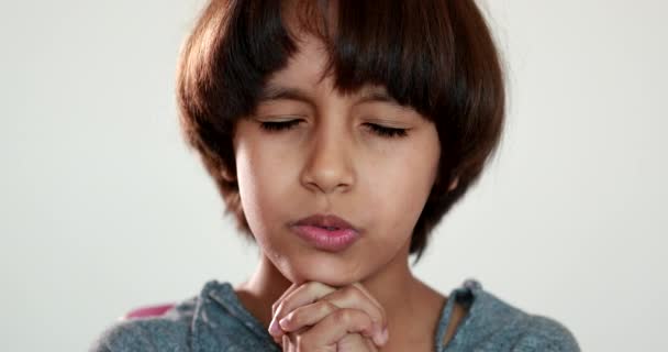 Змішана Расова Дитина Вдячна Дитина Молиться Руками Тримається Разом Закритими — стокове відео