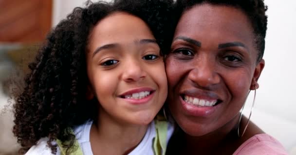 African Mother Cheek Cheek Daughter Smiling — Vídeos de Stock