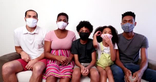 Nero Africano Famiglia Indossa Covid Faccia Maschera Casa Divano — Video Stock