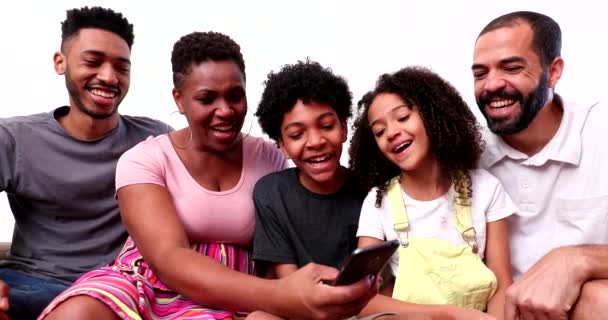 Счастливая Смешанная Раса Семьи Глядя Телефон Устройство Смеясь Улыбаясь — стоковое видео