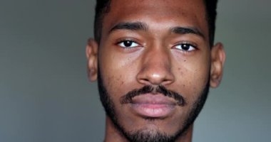 Dost canlısı Afro-Amerikan erkek portresi