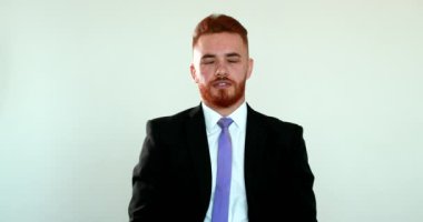 Yakışıklı yönetici adam sıradan gülümseme tepkisi