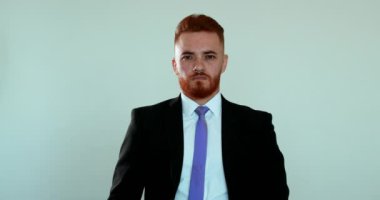 Stresli bir iş adamı hayal kırıklığı içinde el kol hareketi yapıyor. İnançsız duygular hisseden kişi