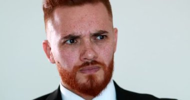 İnançsızlık ifadesi üzgün başını sallıyor.