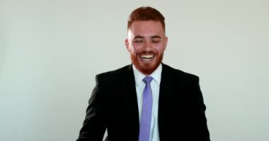 Adam spontane gülümseme ve kahkaha portresi, iş adamı otantik gerçek hayat kahkahası.