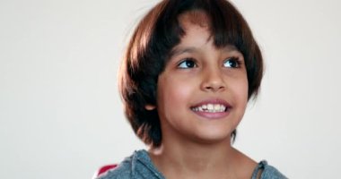 Yakışıklı melez çocuk portresi. Yakın plan.