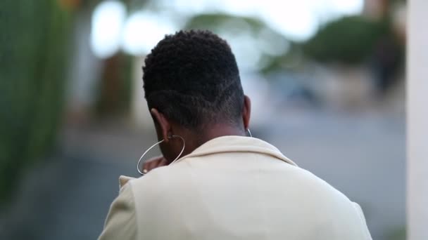 Back African Woman Short Hair Walking City Sidewalk — Vídeos de Stock