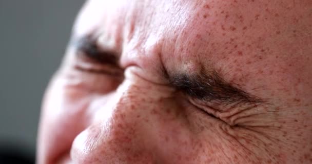 Man Squinting Eyes Close Face Redhair Closeup Eye Squint — Vídeos de Stock