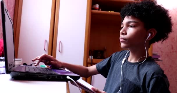 Teenager Lernen Hause Vor Dem Laptop Mischlingskind Schreibt Notizen Auf — Stockvideo