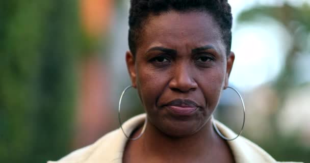 Upset African Woman Real Disgust Emotion Talking Camera — Αρχείο Βίντεο