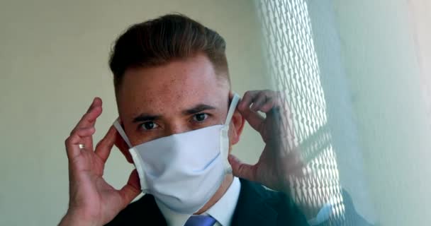 パンデミック後のコヴィト 19フェイスマスクを外す男 安堵を感じる人 — ストック動画