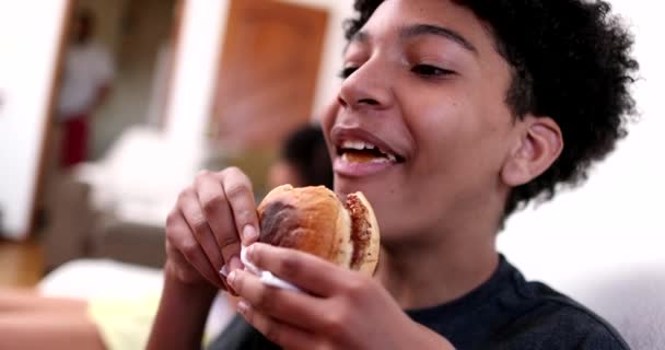 Kind Isst Burger Junge Nimmt Einen Bissen Hamburger — Stockvideo
